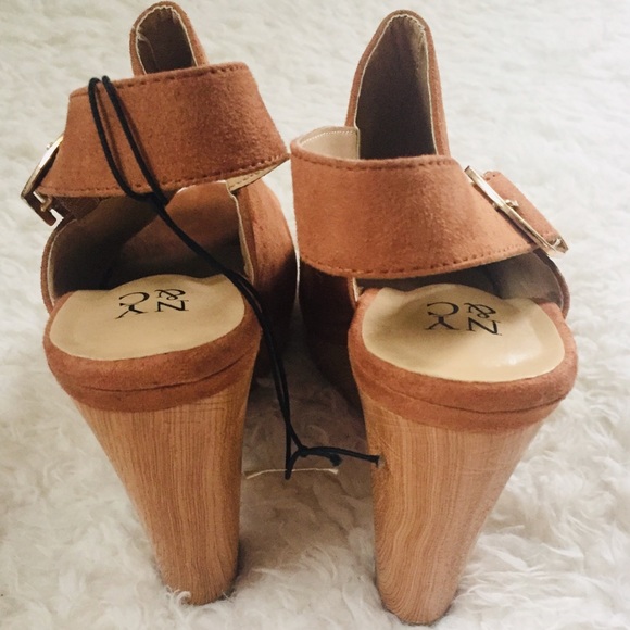 NYC NWT Tan Suede Peep Toe Heeled Clogs Size 8 - Picture 9 of 14